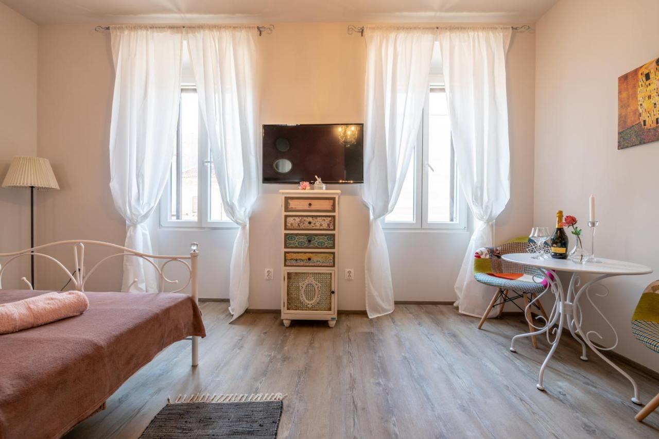 Old City Romantic Studios 4 With Free Private Parking Pula Exterior foto